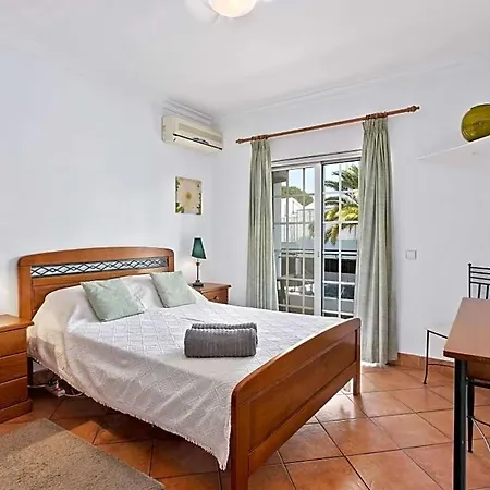 Sleeps 4 With Pool And Air Con